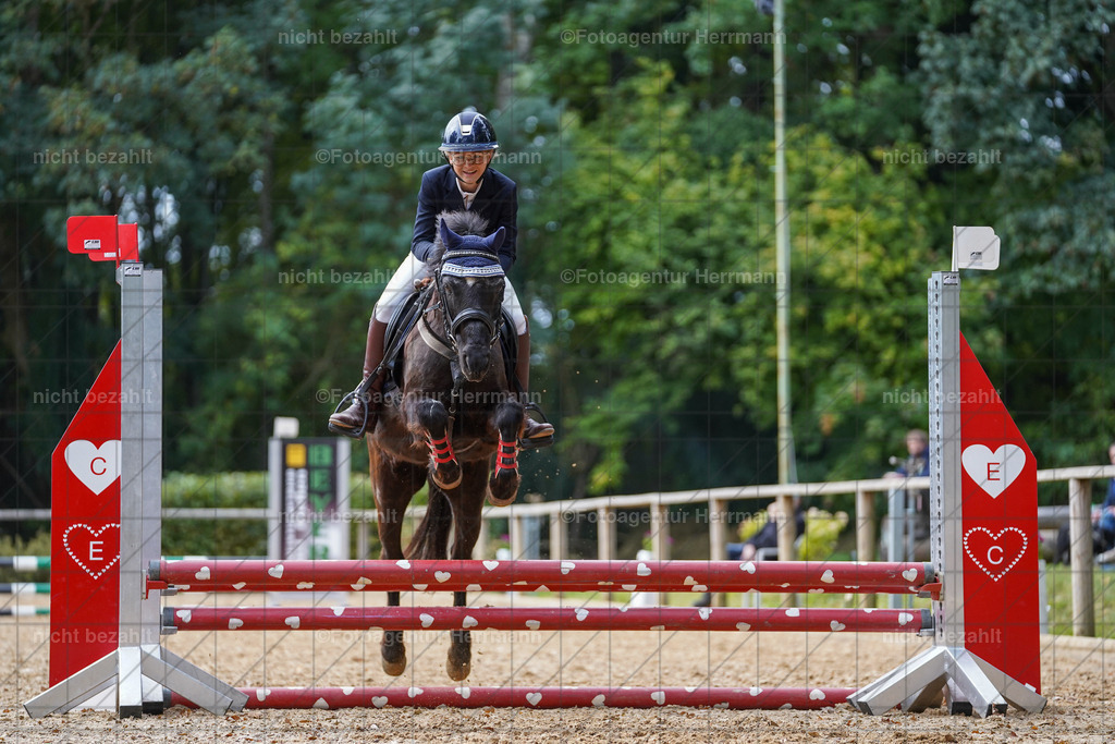 20231008-SN_01033 | Professionelle Turnier- und Reitsportfotografie - mit dem Finger am Auslöser. Pferdebilder aus dem Reitsport von den Turnierfotografen  Bayern , Pferdefotograf Bayern, Pferdeshooting Turnierbilder, Hochzeitsfotograf, Eventfotograf, Hochzeitsbilder