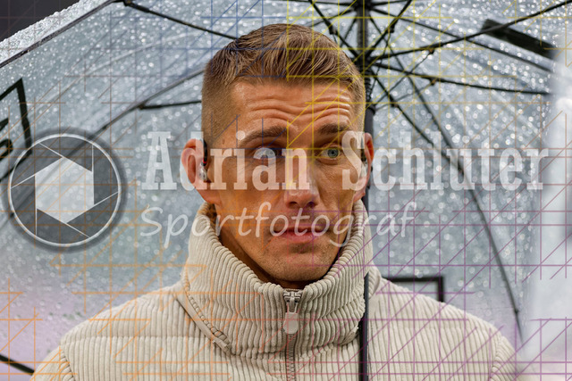 Borussia Mönchengladbach vs FC Bayern München - Bundesliga  | Mönchengladbach, Deutschland, 25.10.25:   Experte Nils Petersen schaut waehrend des Spiels der Bundesliga zwischen Borussia Mönchengladbach vs FC Bayern München im Stadion im Borussia Park(Foto von Brauer-Fotoagentur / Adrian Schlueter)