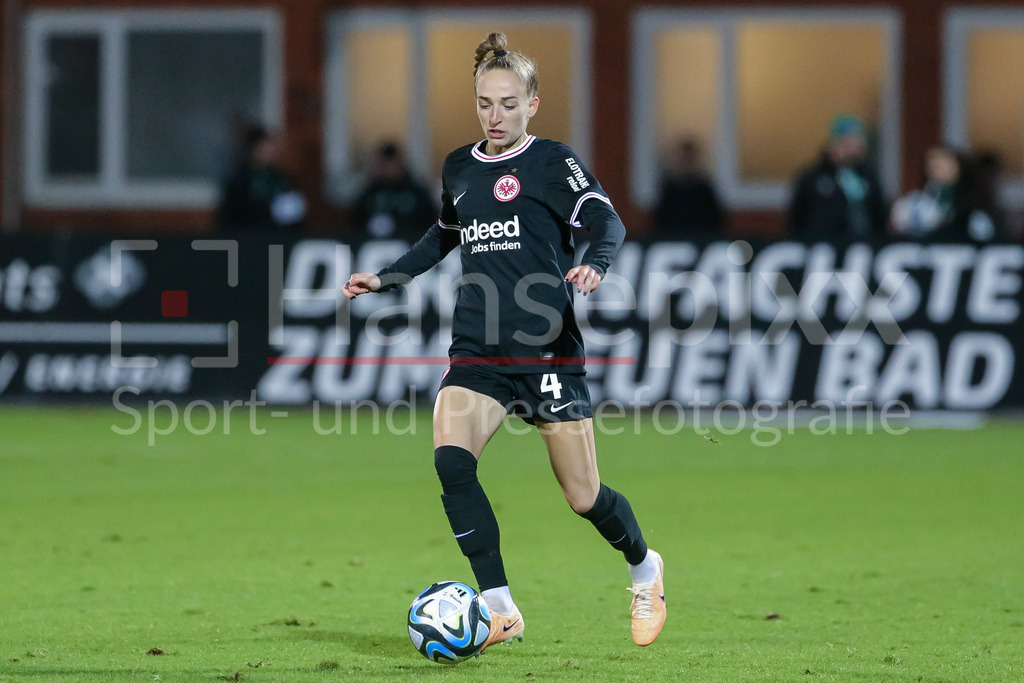 Fussball, Google Pixel Frauen-Bundesliga, SV Werder Bremen - Eintracht Frankfurt | v.li.: Sophia Kleinherne (Eintracht Frankfurt, 4) am Ball, Freisteller, Einzelbild, Ganzkörper, Aktion, Action, Spielszene, DIE DFB-RICHTLINIEN UNTERSAGEN JEGLICHE NUTZUNG VON FOTOS ALS SEQUENZBILDER UND/ODER VIDEOÄHNLICHE FOTOSTRECKEN. DFB REGULATIONS PROHIBIT ANY USE OF PHOTOGRAPHS AS IMAGE SEQUENCES AND/OR QUASI-VIDEO.