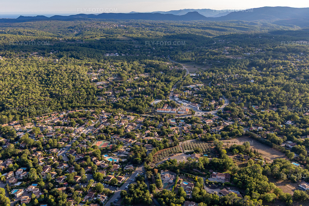 Aerial view: View of the town in Fayence in the state Var, France. – Photo: IMG_129420.jpg taken on 09/18/2021 by Werner Riehm/FLY-FOTO.com – Resolution of the original: 5388 x 3592 px