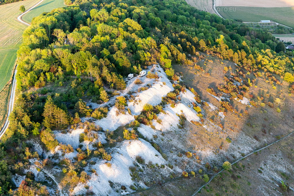 Vue aérienne: Sites de décollage de parapente au-dessus du Chètre à Champougny dans le département Meuse, France. Photo: IMG_118376.jpg prise le 15/09/2019 par Werner Riehm/FLY-FOTO.euRésolution de l'original: 5472 x 3648 px
