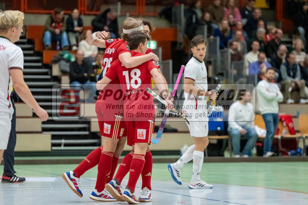 HK_20241214_100215 | 1. Bundesliga Halle Herren Crefelder HTC - Rot-Weiss Köln am 14.12.2024 Halle Glockenpitz, Krefeld , Henrik Siegburg ( Rot-Weiss Köln #25 ) , Maximilian Siegburg ( Rot-Weiss Köln #18 )