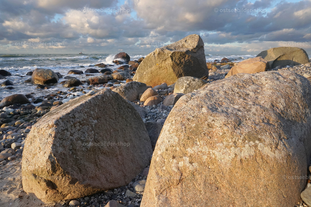 Große Findlinge am Strand vor der Steilküste | An Rügens Stränden findet man die größten Findlinge der deutschen Ostseeküste, teils wie hier in Gruppen, oft aber auch einzeln.