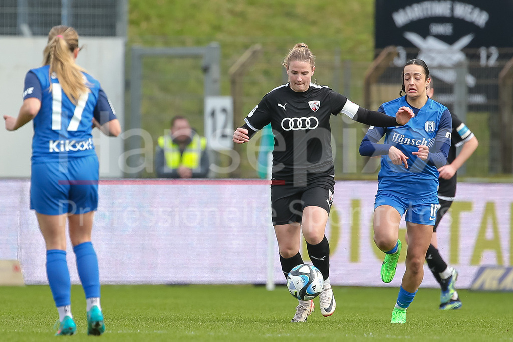 Fussball, 2. Frauen-Bundesliga, SV Meppen - FC Ingolstadt 04 | v.li.: Lisa Ebert (FC Ingolstadt 04, 10) am Ball, Einzelbild, Ganzkörper, Aktion, Action, Spielszene, Selma Licina (SV Meppen, 18), DIE DFB-RICHTLINIEN UNTERSAGEN JEGLICHE NUTZUNG VON FOTOS ALS SEQUENZBILDER UND/ODER VIDEOÄHNLICHE FOTOSTRECKEN. DFB REGULATIONS PROHIBIT ANY USE OF PHOTOGRAPHS AS IMAGE SEQUENCES AND/OR QUASI-VIDEO.