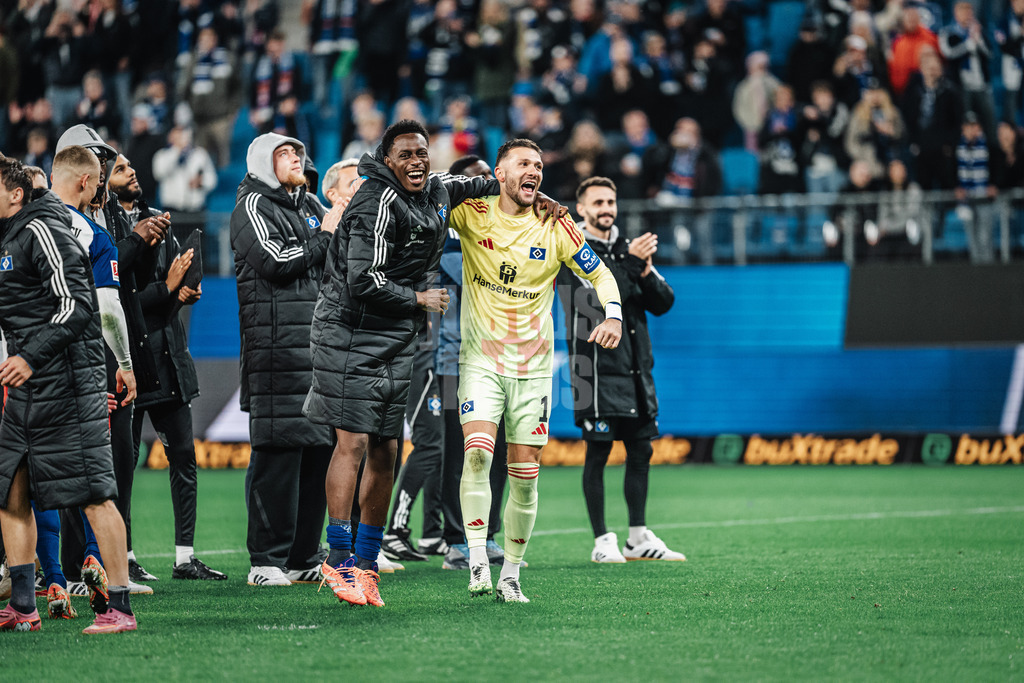 Fußball | Männer | Saison 2025/2026 | 1. Fußball-Bundesliga | 6. Spieltag | Hamburger SV vs. 1. FSV Mainz 05 | 05.10.2025 | v.l. Albert Sambi Sambi Lokonga (#6, HSV) und Daniel Heuer Fernandes (#1, HSV) feiern nach dem Sieg mit den Fans