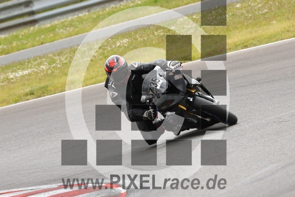 0235-20250524_03568 | Schöne Erinnerungen an spannende Momente - das festzuhalten ist unser Job. PIXELrace.de ist seit 2003 auf den Rennstrecken Europas unterwegs um die Action draußen beim Fahren und die wunderbare Stimmung imm Fahrerlager für euch einzufangen.