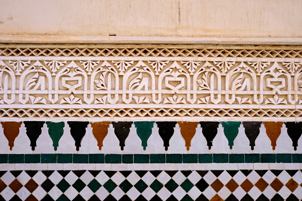 Ornamente aus Gips und Zellig Fliesen | Meknès, Marokko - November 10, 2024: Ornamente aus Gips und Zellig Fliesen. - Realisiert mit Pictrs.com