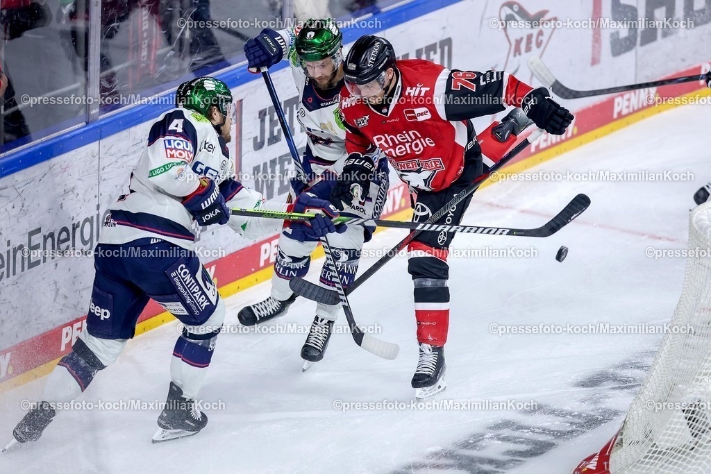 KEC20042601009 | 20.04.2026, Eishockey, DEL Halbfinale Play-Offs, Kölner Haie - Eisbären Berlin, Spiel 6, Lanxess-Arena Köln: Eric Mik (Eisbären Berlin #12) im Zweikampf gegen  Nate Schnarr (Kölner Haie #76) 