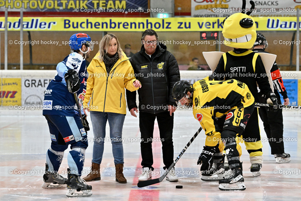 EC Spittal Hornets vs. ESC Steindorf 10.2.2024 | Puck Einwurf, Sponsor des Abends, Admiral Wetten, #57 Wilfan Franz, Obmann EC Spittal Hornets Ludwig Zauchner#9 Essmann Kevin, EC Spittal Hornets Maskottchen Spitti