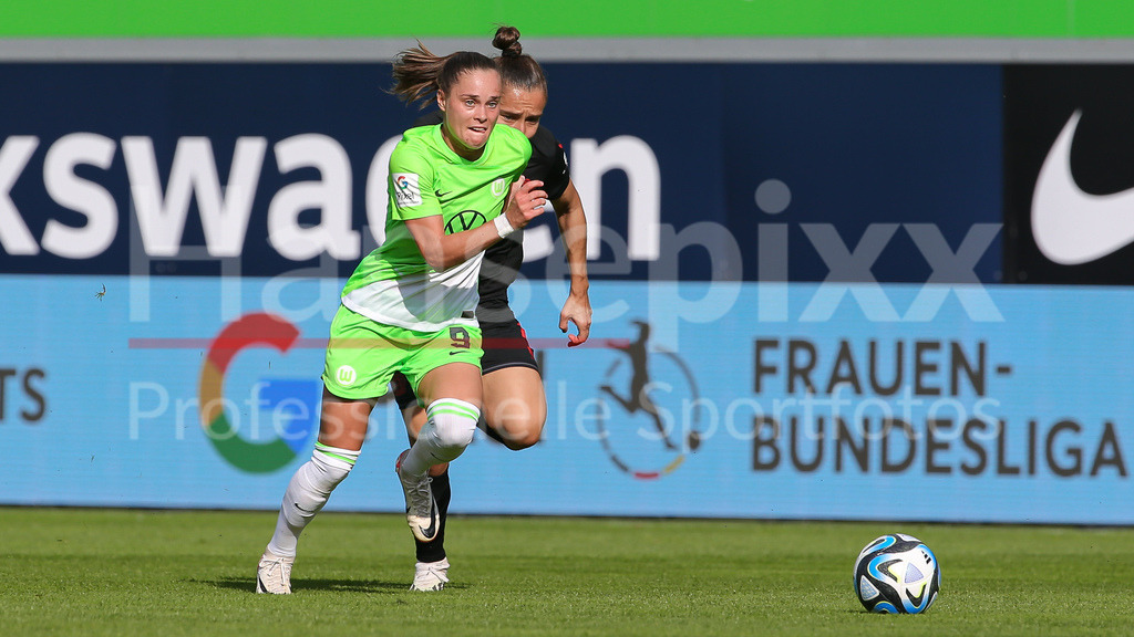 Fussball, Google Pixel Frauen-Bundesliga, VfL Wolfsburg - Bayer 04 Leverkusen | v.li.: Ewa Pajor (VfL Wolfsburg, 9) und Sylwia Matysik (Bayer 04 Leverkusen, 4) im Laufduell, Zweikampf, Duell, Dynamik, Aktion, Action, Spielszene, DIE DFB-RICHTLINIEN UNTERSAGEN JEGLICHE NUTZUNG VON FOTOS ALS SEQUENZBILDER UND/ODER VIDEOÄHNLICHE FOTOSTRECKEN. DFB REGULATIONS PROHIBIT ANY USE OF PHOTOGRAPHS AS IMAGE SEQUENCES AND/OR QUASI-VIDEO.