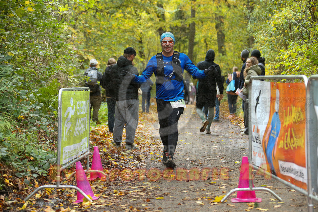 251026_1334_EX1_3663 | Sportfotografie im Rhein-Sieg Kreis, Köln, Bonn, NRW, Rheinland Pfalz, Hessen, etc. Unser Tätigkeitsfeld umfasst den Laufsport vom Volkslauf über den Marathon, Duathlon, Triathon bis zum Ultralauf wie Kölnpfad Ultra oder Schindertrail.