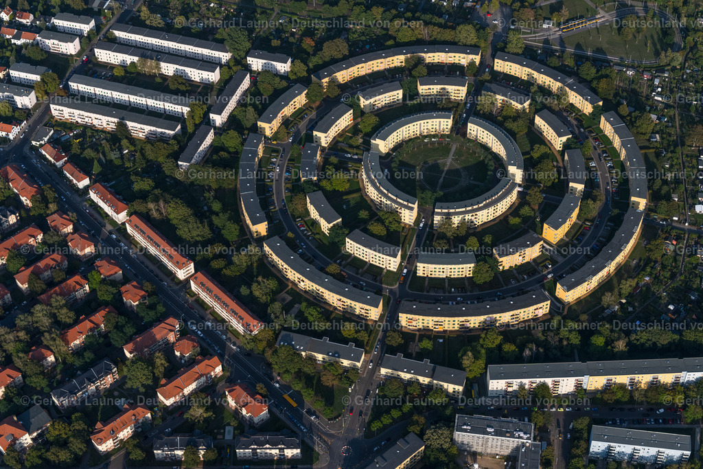4040565 | LEIPZIG 14.09.2020 Wohngebiet einer Reihenhaus- Siedlung an der Nibelungensiedlung - Rundling im Architekturstil der Neuen Sachlichkeit am Siegfriedplatz - Nibelungenring im Ortsteil Lößnig in Leipzig im Bundesland Sachsen, Deutschland. Weiterführende Informationen bei: Leipziger Wohnungs- und Baugesellschaft mbH. // Residential area a row house settlement Nibelungensiedlung - Rundling on Siegfriedplatz - Nibelungenring in the district Loessnig in Leipzig in the state Saxony, Germany. Further information at: Leipziger Wohnungs- und Baugesellschaft mbH. Foto: Gerhard Launer