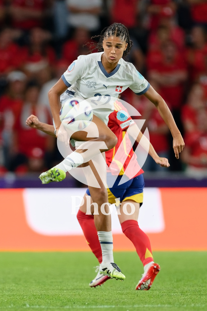 Spain v Switzerland - UEFA Women's EURO 2025 Quarter-Final | BERN, SWITZERLAND - JULY 18: Sydney Schertenleib of Switzerland controls the ball  during the UEFA Women's EURO 2025 Quarter-Final match between Spain v Switzerland at Stadion Wankdorf on July 18, 2025 in Bern, Switzerland. (Photo by Giuseppe Velletri/Sports Press Photo/Getty Images)