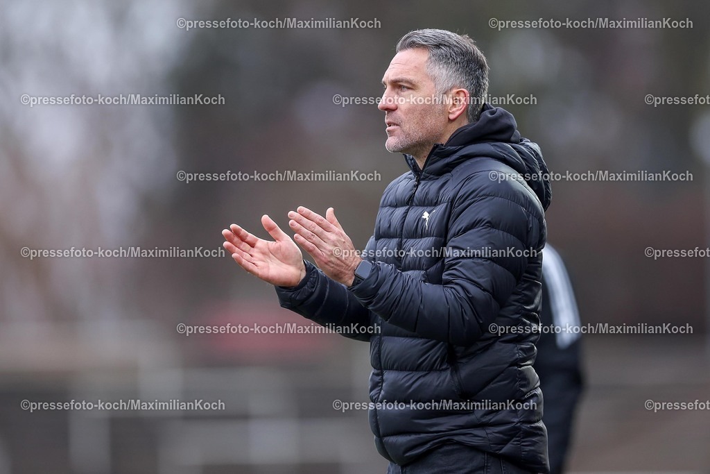BVBII01032501044 | 2025.03.01, Fußball, 3.Liga, Borussia Dortmund II - Rot-Weiss Essen, Stadion Rote Erde, Saison 2024 2025: Trainer Jan Zimmermann (BVBII) gestikulierend an der Seitenlinie