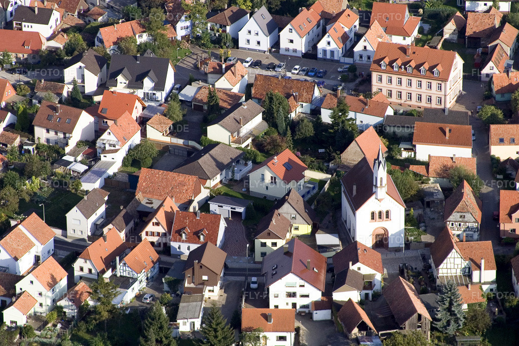 Luftbild: Katholische Kirche Mariä Himmelfahrt im Ortsteil Maximiliansau in Wörth im Bundesland Rheinland-Pfalz in Deutschland. Foto: IMG_7856.jpg vom 12.09.2007 durch Werner Riehm/FLY-FOTO.de