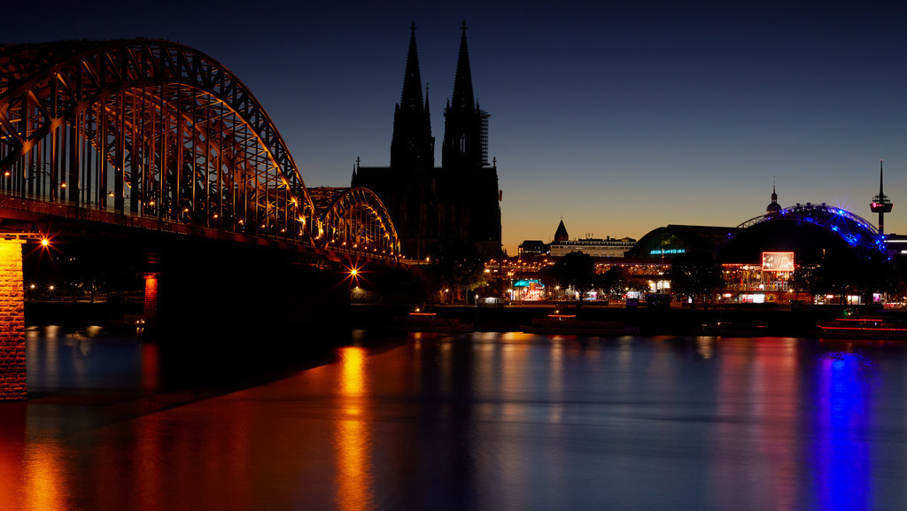 Abendstimmung am Kölner Rhein, Deutschland | Blick über den Rhein auf Hohenzollernbrücke, Kölner Dom, Musical Dome und ColoniusUnsere Empfehlung: Alu-Dibond oder Acrylglas - Realisiert mit Pictrs.com