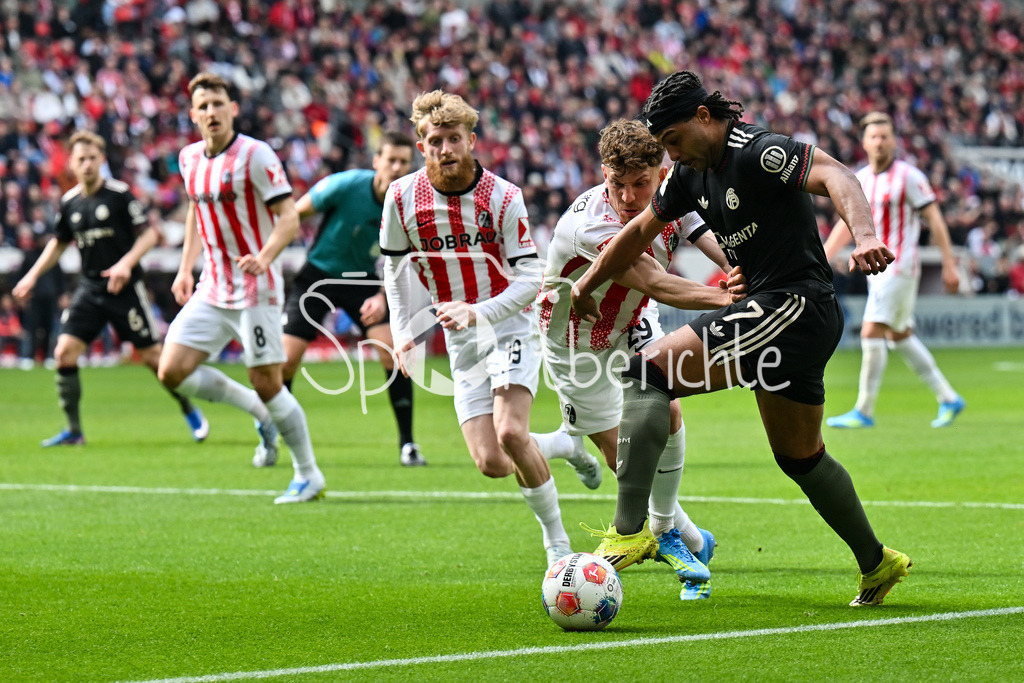SC Freiburg - FC Bayern München | FREIBURG, GERMANY - 04. APRIL: im Duell Philipp TREU (SC Freiburg 29) und Serge GNABRY (FC Bayern Munich 7) während dem Bundesligamatch zwischen dem SC Freiburg und dem FC Bayern München am 28. Spieltag im Europa-Park Stadion / DFL REGULATIONS PROHIBIT ANY USE OF PHOTOGRAPHS AS IMAGE SEQUENCES AND/OR QUASI-VIDEO
