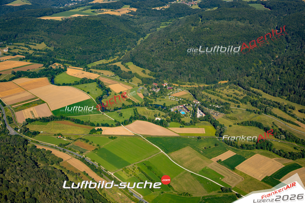 Das Luftbild zeigt :  Ebermannstadt - Die Luftaufnahme wurde 2024 vom UL-Flugzeug aus erstellt ( keine Drohne ) - Hochauflösende Luftaufnahme - Für grossformatige Ausdrucke geeignet. Die Geschenkidee !Mit Lizenz und Bildrechte bestellbar