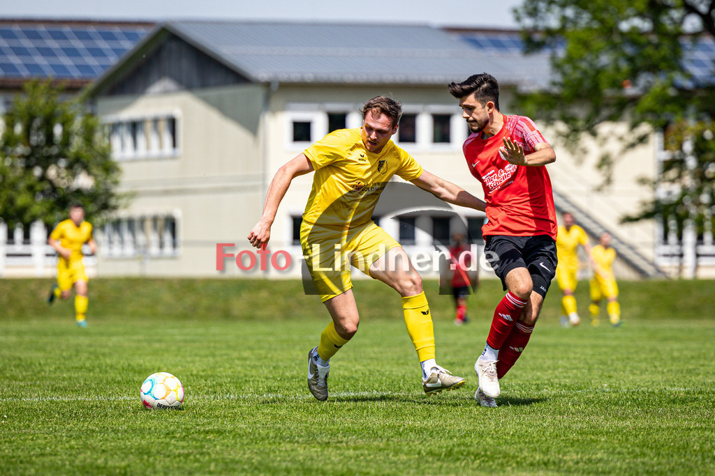 TSV Peißenberg vs SV Münsing-Ammerland | Abstiegs Qualifikationsrunde Kreisliga Gruppe C, TSV Peißenberg vs SV Münsing-Ammerland, 20240511,
Duell zwischen Hans ZACHENBACHER (SVM 9) und Eleftherios CACI (TSVP 6),
2024-05-11 in Peißenberg (Sportplatz Peißenberg)
Eleftherios CACI (TSVP 6), Hans ZACHENBACHER (SVM 9)
Copyright: WolfgangxLindner www.foto-lindner.de