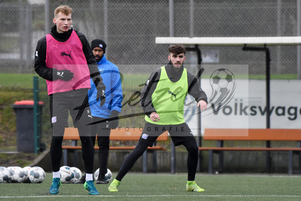 20200203_TRAOSN_0042 | Fußball, Herren: Marc Auge (VfL Osnabrueck U19) schaut waehrend der Trainingseinheit des VfL Osnabrueck im Sportpark Illoshoehe am 03.02.2020 in Osnabrueck, Deutschland. - Realisiert mit Pictrs.com