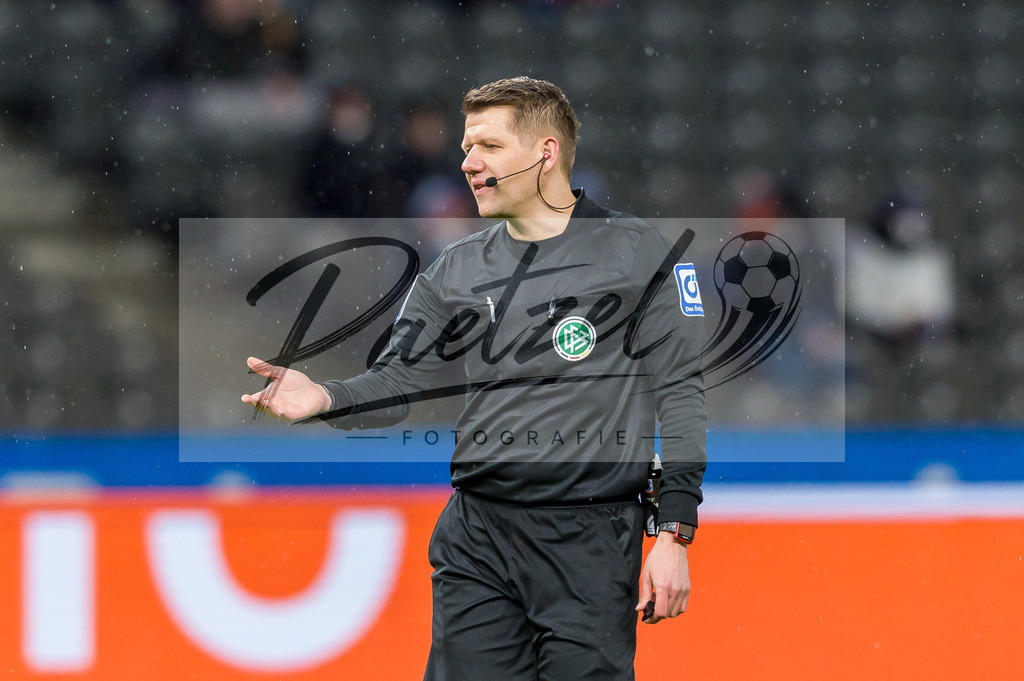 BSCRBL20220220_166 | Fussball, Herren: Schiedsrichter Patrick Ittrich gestikuliert, Gestik bei dem Spiel der 1. Bundesliga zwischen Hertha BSC und RB Leipzig im Olypiastadion am 20.02.2022 in Berlin, Deutschland.DFB / DFL REGULATIONS PROHIBIT ANY USE OF PHOTOGRAPHS AS IMAGE SEQUENCES AND/OR QUASI-VIDEO. - Realisiert mit Pictrs.com