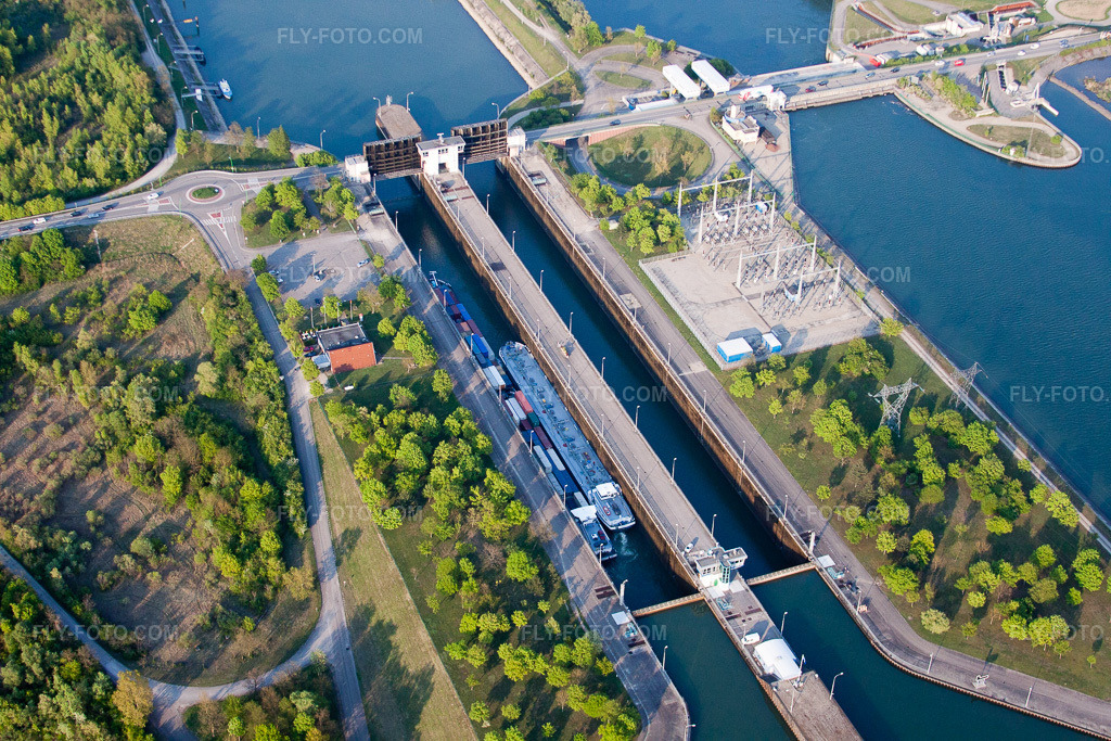 Aerial view: Lock facilities on the banks of the Rhine waterway near Gambsheim in Alsace, on the border between Germany and France in Gambsheim in the state Bas-Rhin, France. – Photo: IMG_39556.jpg taken on 04/14/2011 by Werner Riehm/FLY-FOTO.com – Resolution of the original: 4752 x 3168 px