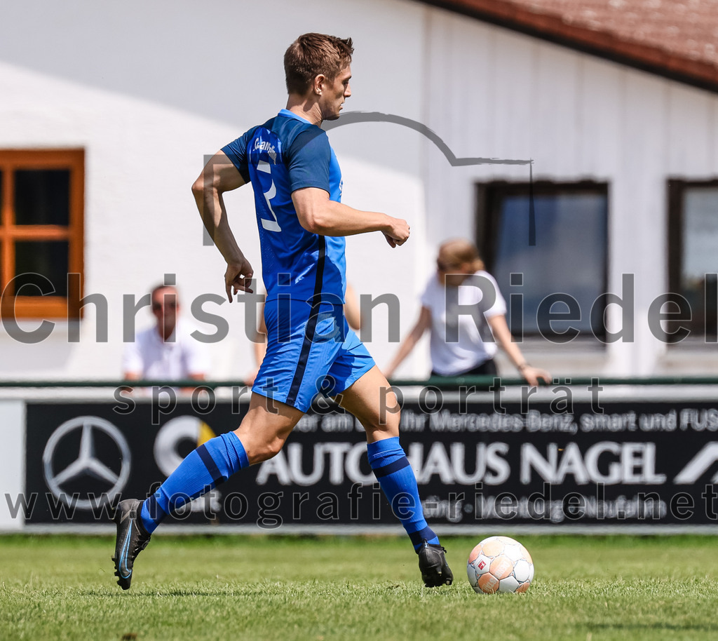 2023-07-22_032_FC_Langengeisling_gegen_VfB_Eichstaett_II | Erding, Deutschland, 22.07.2023:
Fußball, Bezirksliga Oberbayern Ost 2023 / 2024, Testspiel, FC Langengeisling gegen VfB Eichstätt II, Endergebnis: 3:2

Niko Simak (FC Langengeisling, #3)

Foto: Christian Riedel / fotografie-riedel.net