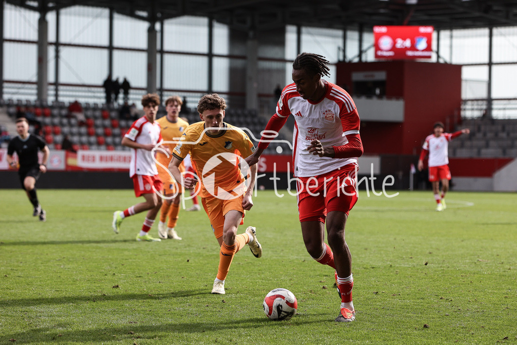 FC Bayern München U19 - TSG 1899 Hoffenheim U19 | im Duell Jonah KUSI-ASARE (FCB #9) mit David GIRMANN (TSG #14) / Zweikampf