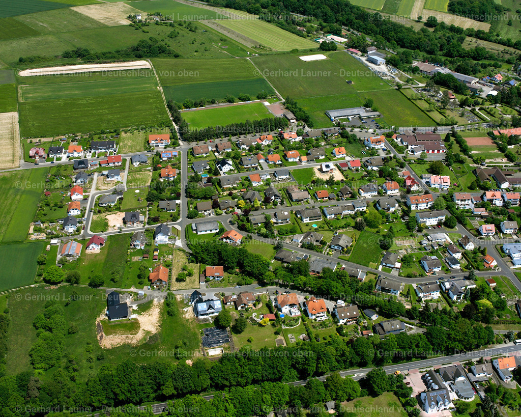 2614133 | KIRTORF 09.06.2006 Landwirtschaftliche Nutzflächen und Feldgrenzen  umsäumen das Siedlungsgebiet des Dorfes in Kirtorf im Bundesland Hessen, Deutschland // Agricultural land and field boundaries surround the settlement area of the village  in Kirtorf in the state Hesse, Germany Foto: Gerhard Launer