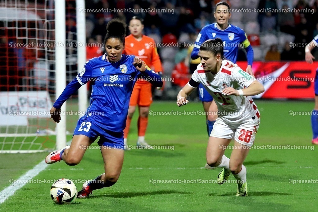 xSSC28032501028 | 28.03.2025, xsscx, Frauen Fußball, 1. FC Köln - FC Carl Zeiss Jena, 1. Fußball Bundesliga, Franz-Kremer-Stadion, Saison 2024 2025: Josephine Bonsu (FC Carl Zeiss Jena 23) im Zweikampf gegen Janina Hechler (1. FC Köln 28) DFB regulations prohibit any use of photographs as image sequences and or quasi-video.