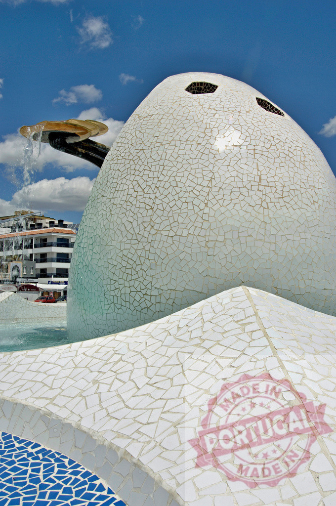 Columbus Egg monument fountain in Sant Antoni de Portmany Ibiza. Provincia Castellon - Spain | Columbus Egg monument with mosaic tiles and flowing water under a blue sky - Realisiert mit Pictrs.com