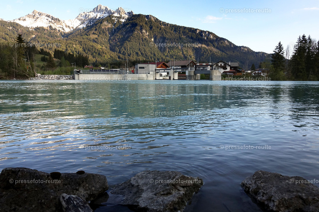 welltvi-Lechfluss-KW-Ehenbichl-Hoefen-02Mai2019-Hoefen_DSD00354 | Info aus dem Bezirk Reutte/Ausserfern Tirol sowie eine umfangreiche Bilddatenbank über die gesamte Region: Lechtal, Talkessel Reutte, Tannheimertal, Zwischentoren. Lech, Plansee, Zugspitze, Grenztunnel, B179, Fernpassstraße, Verkehr, Lawinen, Tradition, - Realisiert mit Pictrs.com