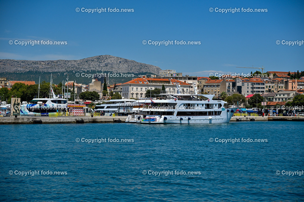Kroatien_ Split_ 13.07.2025-15 | 13.07.2025, Kroatien, HRV, Split, Hafen, im Bild Trajekti, Jadrolinija, Faehre, Faehrhafen, Ferry Port, Schiff, Meer, Hafen, Tourismus, Ausflugsschiff, Stadt Split