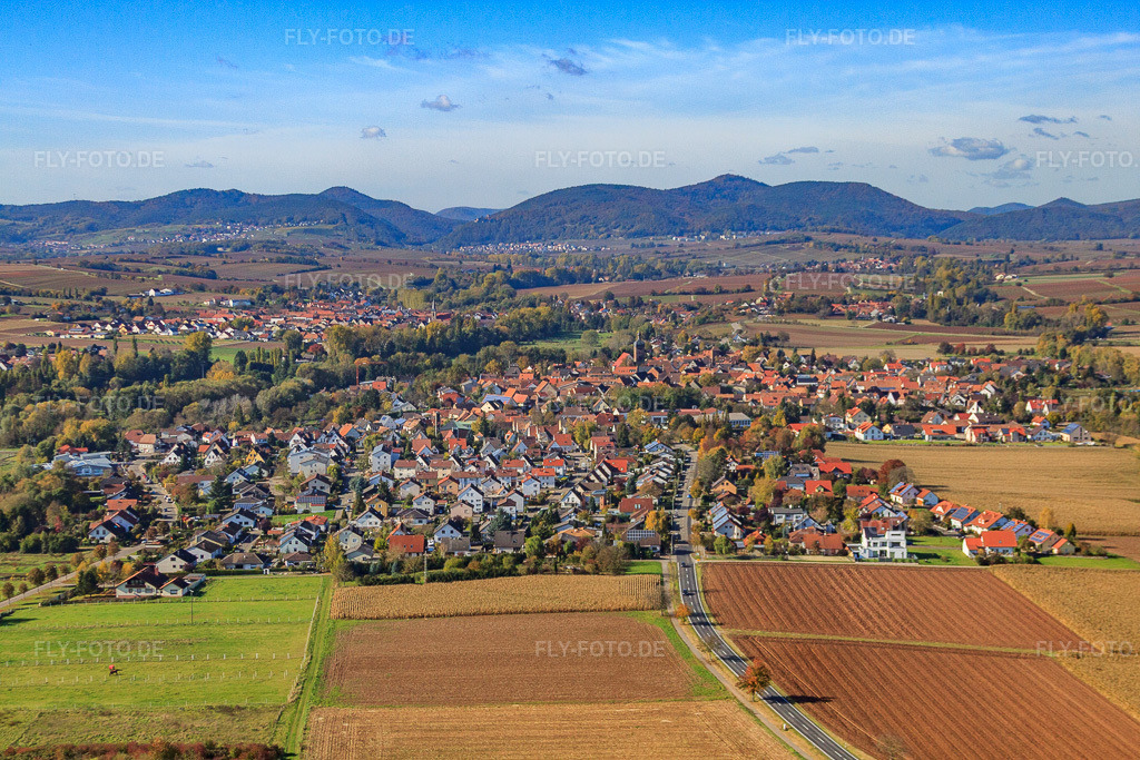 Luftbild: Ortsansicht von Osten im Ortsteil Billigheim in Billigheim-Ingenheim im Bundesland Rheinland-Pfalz in Deutschland. Foto: IMG_34551.jpg vom 26.10.2010 durch Werner Riehm/FLY-FOTO.deAuflösung des Originals: 4752 x 3168 px
