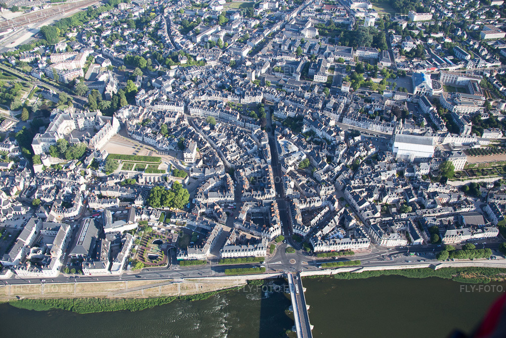Vue aérienne: Vue de la ville à Blois dans le département Loir et Cher, France. Photo: IMG_082049.jpg prise le 20/06/2015 par Werner Riehm/FLY-FOTO.euRésolution de l'original: 5472 x 3648 px