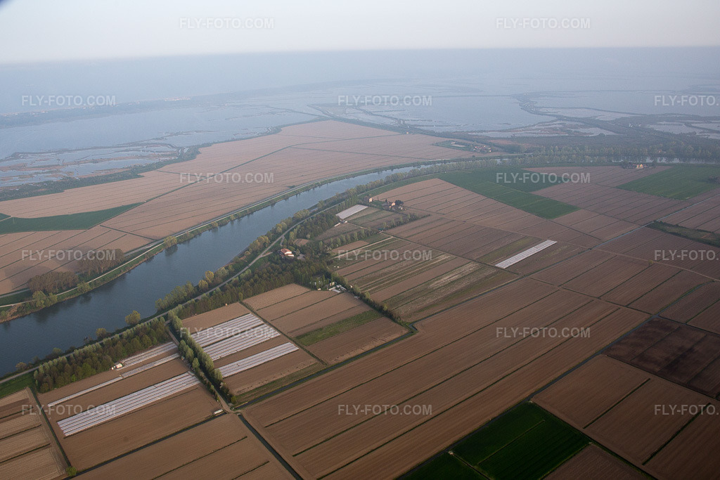 Aerial view: View of the town in Fossone d'Adige in the state Veneto, Italy.Photo: IMG_087622.jpg taken on 04/06/2016 by Werner Riehm/FLY-FOTO.comResolution of the original: 4996 x 3331 px