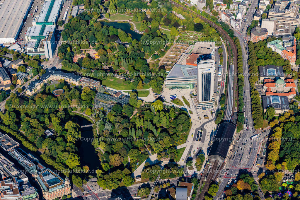 Hamburg_Dammtor_CCH_Congress_Centrum_Planten_Un_Blomen_ELS_1948220922 | HAMBURG 22.09.2022 Congress Center (CCH) am Hochhaus- Gebäude der Hotelanlage Radisson Blu an der Marseiller Straße in Hamburg, Deutschland. Weiterführende Informationen bei: Hamburg Messe und Congress GmbH,  LEONHARD WEISS GmbH &amp; Co. KG,  Radisson Hospitality, Inc.,  Sprinkenhof GmbH,  Tim Hupe Archietekten,  agn Niederberghaus &amp; Partner GmbH,  verbundhochdrei GmbH. // Congress Center ( CCH ) on High-rise building of the hotel complex Radisson Blu on Marseiller Strasse in Hamburg, Germany. Further information at: Hamburg Messe und Congress GmbH,  LEONHARD WEISS GmbH &amp; Co. KG,  Radisson Hospitality, Inc.,  Sprinkenhof GmbH,  Tim Hupe Archietekten,  agn Niederberghaus &amp; Partner GmbH,  verbundhochdrei GmbH. Foto: Martin Elsen