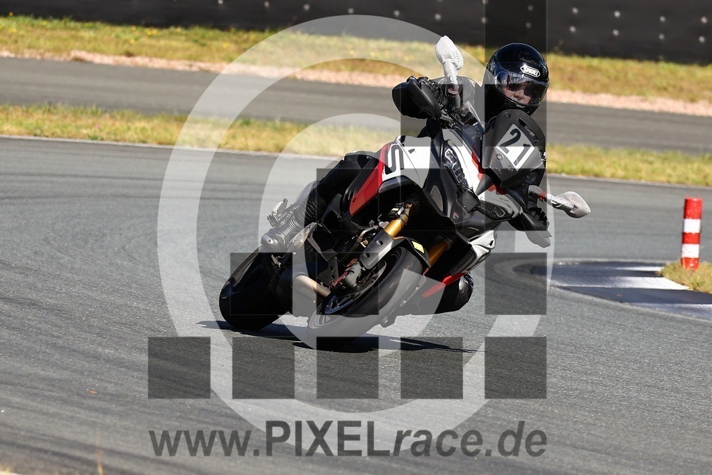 0021-20250915_00661 | Schöne Erinnerungen an spannende Momente - das festzuhalten ist unser Job. PIXELrace.de ist seit 2003 auf den Rennstrecken Europas unterwegs um die Action draußen beim Fahren und die wunderbare Stimmung imm Fahrerlager für euch einzufangen.