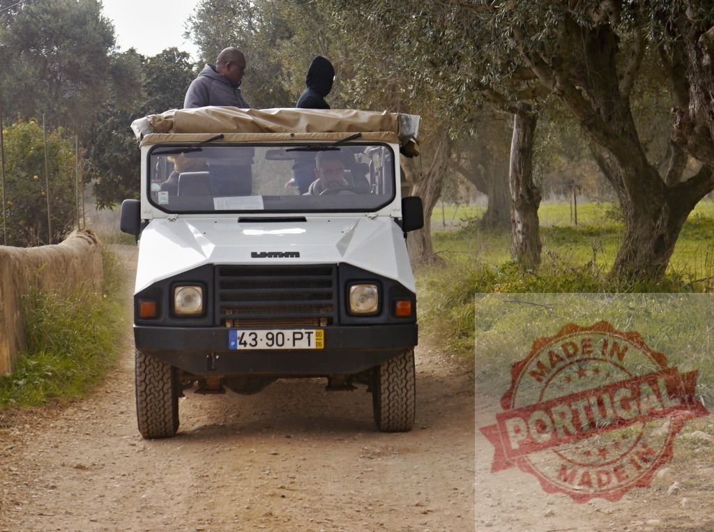 White UMM Alter II off-road vehicle driving Portugal dirt road | UMM Alter II off-road vehicle transporting tourists on a rural dirt track in Portugal - Realisiert mit Pictrs.com