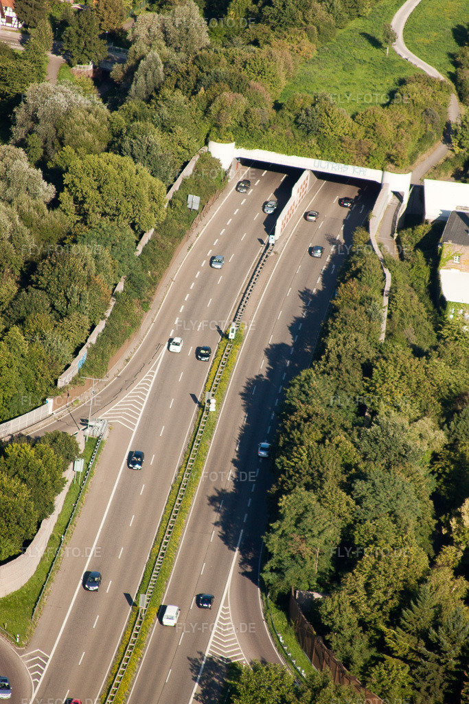 Luftbild: Ein- und Ausfahrt des Edeltrud Tunnel der Südtangente die Straße B10 verläuft durch den Tunnel im Ortsteil Beiertheim - Bulach im Ortsteil Beiertheim-Bulach in Karlsruhe im Bundesland Baden-Württemberg in Deutschland. Foto: IMG_32262.jpg vom 21.08.2010 durch Werner Riehm/FLY-FOTO.de