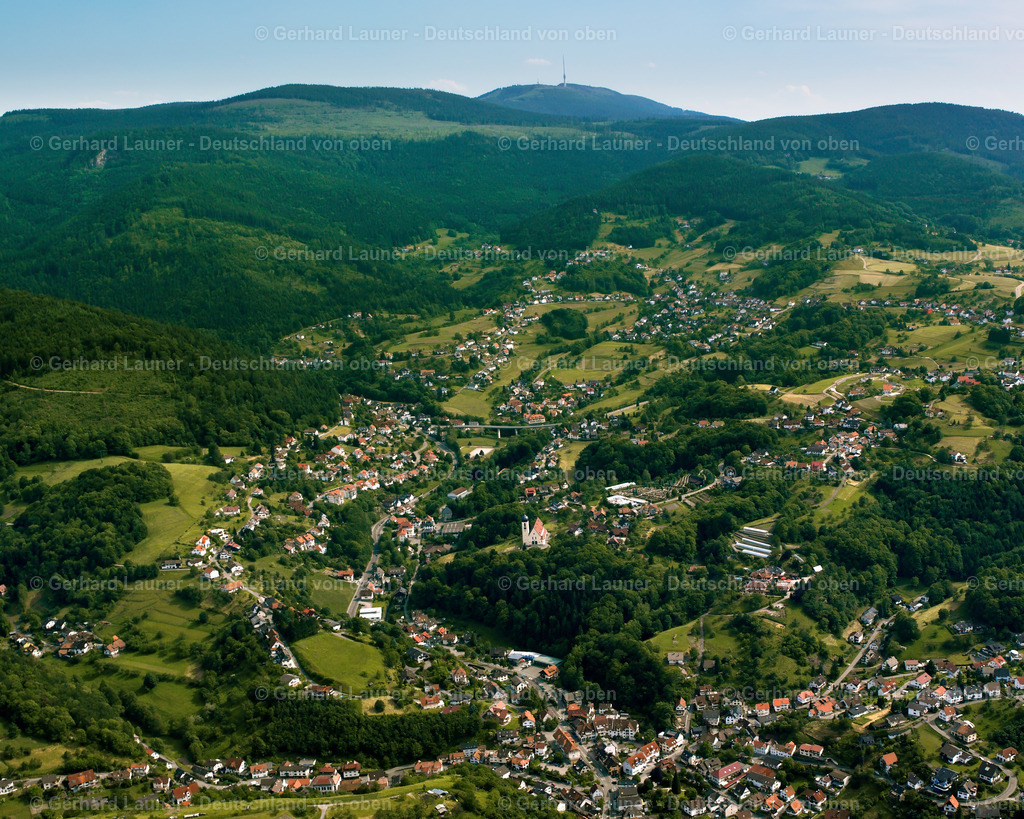 2526032 | BüHLERTAL 01.08.2005 Von Wald und Forstgebieten umgebener Ortskern der Straßen und Häuser und Wohngebiete in Bühlertal im Bundesland Baden-Württemberg, Deutschland // Surrounded by forest and forest areas center of the streets and houses and residential areas in Bühlertal in the state Baden-Wuerttemberg, Germany Foto: Gerhard Launer