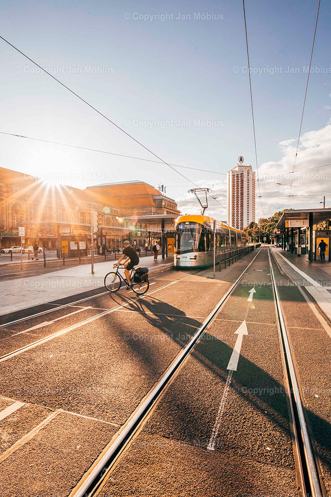 Leipziger Hauptbahnhof | Der Leipziger Hauptbahnhof ist nicht nur ein Verkehrsknotenpunkt, sondern auch architektonisch und stadtgeschichtlich ein echtes Highlight. Sein Vorplatz ist Drehscheibe für Menschen, Linien, City-Flair und Shopping – ein Ort voller Dynamik mitten im Herzen der Stadt.  - Realisiert mit Pictrs.com