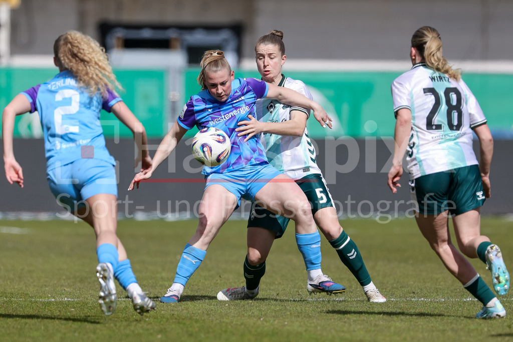 Fussball, Google Pixel Frauen-Bundesliga, SV Werder Bremen - SGS Essen | v.li.: Ramona Maier (SGS Essen, 9) und Michelle Ulbrich (SV Werder Bremen, 5) im Zweikampf, Duell, Dynamik, Aktion, Action, Spielszene, DIE DFB-RICHTLINIEN UNTERSAGEN JEGLICHE NUTZUNG VON FOTOS ALS SEQUENZBILDER UND/ODER VIDEOÄHNLICHE FOTOSTRECKEN. DFB REGULATIONS PROHIBIT ANY USE OF PHOTOGRAPHS AS IMAGE SEQUENCES AND/OR QUASI-VIDEO.