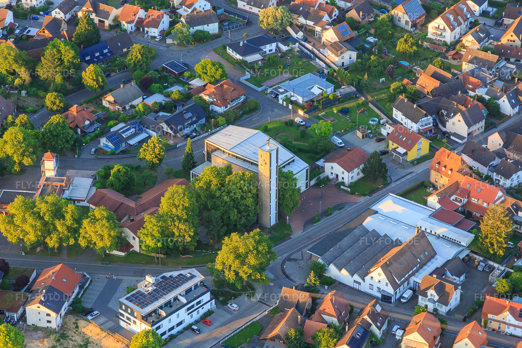 Luftbild: Kirche St.Mauritius und Emil Bühler GmbH & Co KG in Kippenheim im Bundesland Baden-Württemberg in Deutschland. – Foto: IMG_147995.jpg vom 30.05.2025 durch Werner Riehm/FLY-FOTO.de – Auflösung des Originals: 5472 x 3648 px – WWW.MARIAFRIEDEN-KIPPENHEIM.DE – Emil Bühler GmbH & Co. KG