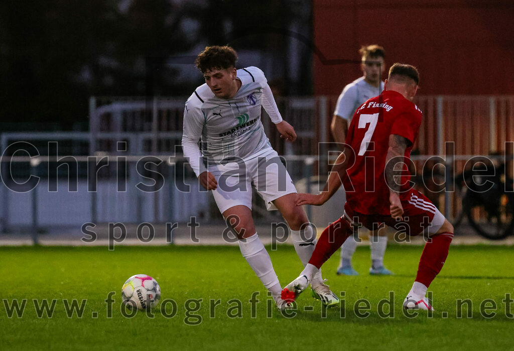 2023-08-01_041_FC_Finsing_gegen_SpVgg_Altenerding | Finsing, Deutschland, 01.08.2023:
Fußball, TOTO Pokal 2023 / 2024, 1. Spieltag, FC Finsing gegen SpVgg Altenerding, Endergebnis: 0:5

Tobias Lamm (SpVgg Altenerding, #16), Christopher Biendl (FC Finsing, #7)

Foto: Christian Riedel / fotografie-riedel.net