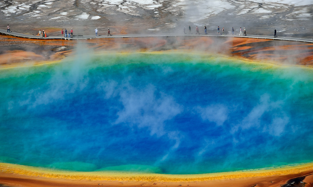 usa-2014-459 | Grand Prismatic Spring im Midway Geyser Basin des Yellowstone Nationalparks ist die größte Thermalquelle der USA und die drittgrößte der Welt. Die Schönheit des Pools ist nur von oben zu erkennen. - Realisiert mit Pictrs.com