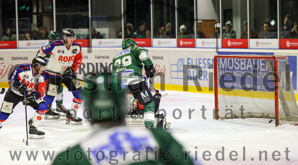 2023-11-03_117_TSV_Erding_gegen_ESC_Dorfen | Erding, Deutschland, 03.11.2023:
Eishockey, Bayernliga Vorrunde 2023 / 2024, 6. Spieltag, TSV Erding gegen ESC Dorfen, Endergebnis: 11:3

Sandro Schröpfer (ESC Dorfen, #16), Thomas Plihal (Erding Gladiators, #39)

Foto: Christian Riedel / fotografie-riedel.net