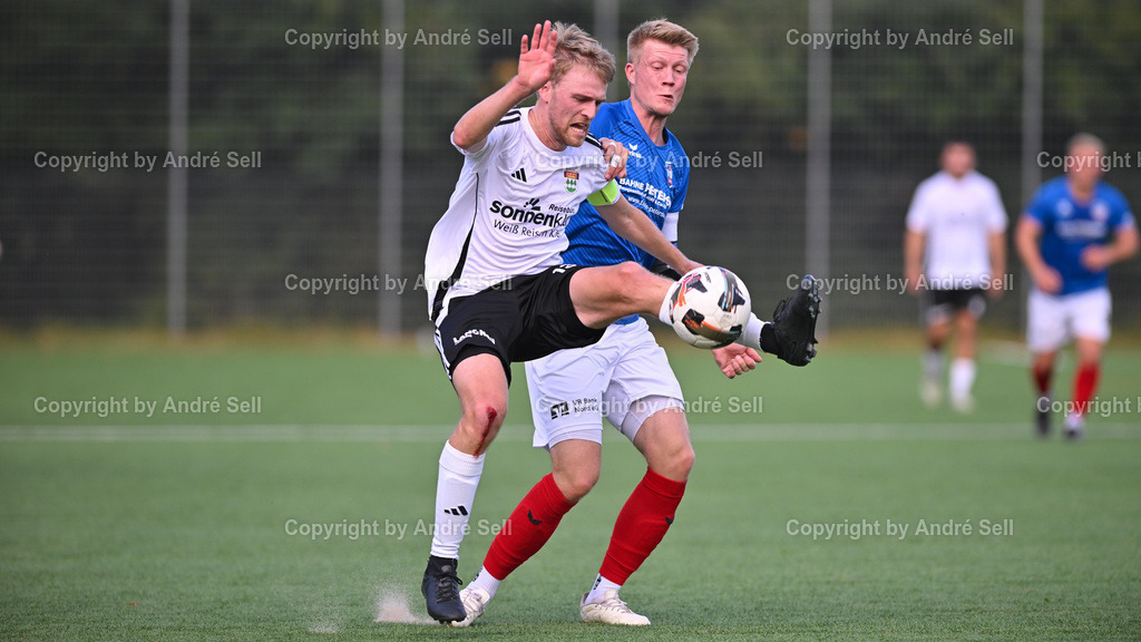 TSV Kronshagen vs. TSB Flensburg | Finn Kallenbach (TSVK #13) vs Nicholas Holtze (TSB #9) / Fußball-Landesliga Schleswig Männer 2025/2026 / TSV Kronshagen vs. TSB Flensburg / Kunstrasenplatz (Platz 5) / Kronshagen / 06.09.25 - Realisiert mit Pictrs.com