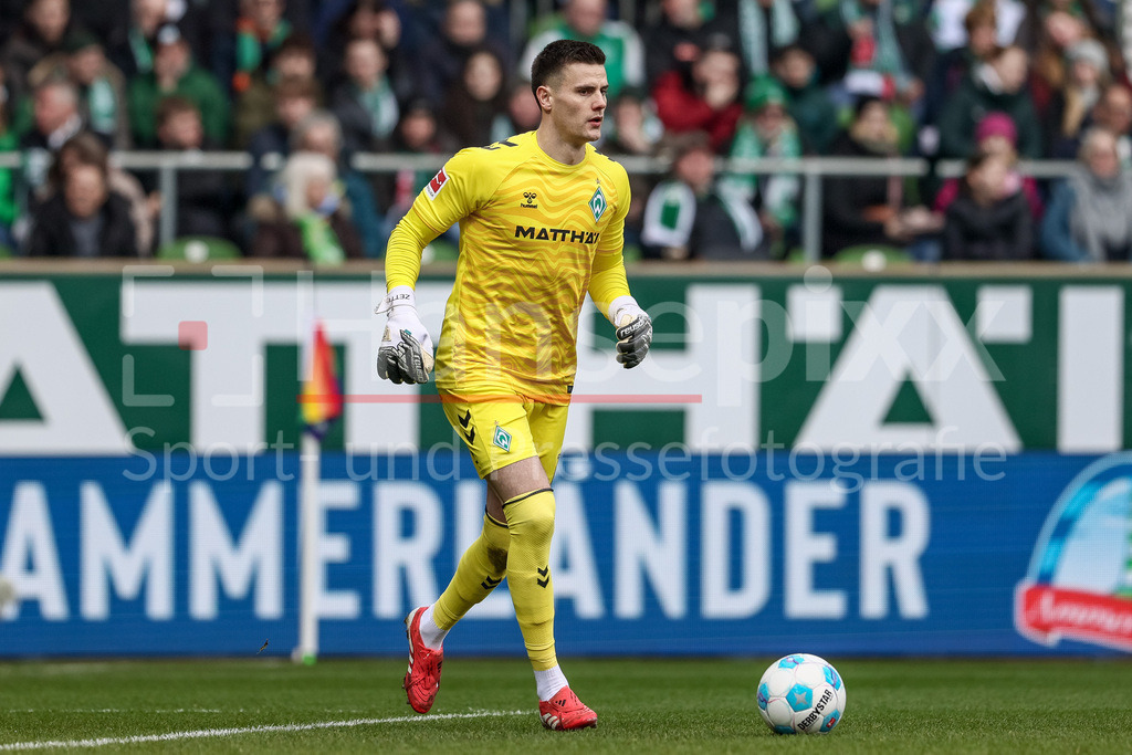 Fussball, Bundesliga, SV Werder Bremen - VfL Wolfsburg | v.li.: Michael Zetterer (Torhüter, Torwart, SV Werder Bremen, 1) am Ball, Freisteller, Einzelbild, Ganzkörper, Aktion, Action, Spielszene, DIE DFL-RICHTLINIEN UNTERSAGEN JEGLICHE NUTZUNG VON FOTOS ALS SEQUENZBILDER UND/ODER VIDEOÄHNLICHE FOTOSTRECKEN. DFL REGULATIONS PROHIBIT ANY USE OF PHOTOGRAPHS AS IMAGE SEQUENCES AND/OR QUASI-VIDEO.