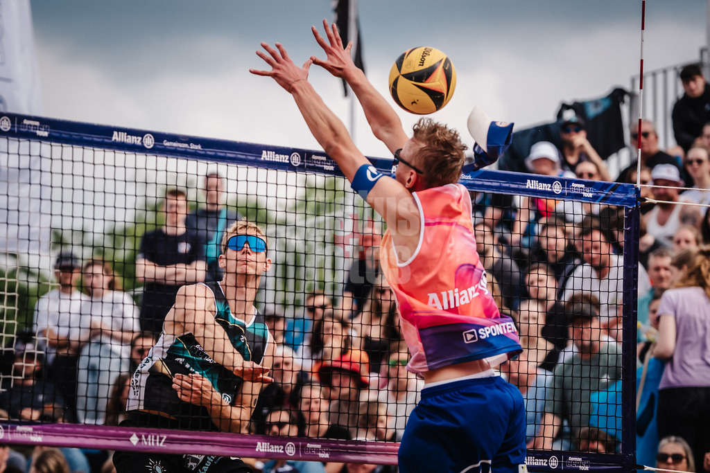 Beachvolleyball | Männer | Allianz German Beach Tour 2025 | Tourstop Hamburg | 01.06.2025 | Jonas Reinhardt links schießt Momme Lorenz rechts beim Angriff die Mütze vom Kopf